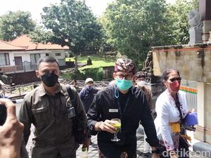 Hari Pertama Ngantor di Bali, Sandiaga Pakai Baju Adat dan Minum Jamu