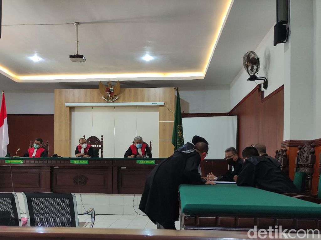 Sidang Perdana Pasutri di Sidoarjo yang Terjerat Kasus ITE Sidang Perdana Pasutri di Sidoarjo yang Terjerat Kasus ITE