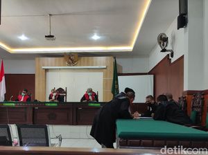 Sidang Perdana Pasutri di Sidoarjo yang Terjerat Kasus ITE Sidang Perdana Pasutri di Sidoarjo yang Terjerat Kasus ITE