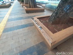 Taman-Trotoar Seberang BNI City: Deck View Bersih, Tempat Duduk Rusak
