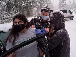 Kisah Tenaga Medis AS Bawa Vaksin Corona Tapi Terjebak Badai Salju