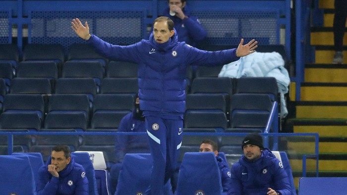 LONDON, ENGLAND - JANUARY 27: Thomas Tuchel, Manager of Chelsea chats with Callum Hudson-Odoi  during the Premier League match between Chelsea and Wolverhampton Wanderers at Stamford Bridge on January 27, 2021 in London, England. Sporting stadiums around the UK remain under strict restrictions due to the Coronavirus Pandemic as Government social distancing laws prohibit fans inside venues resulting in games being played behind closed doors. (Photo by Richard Heathcote/Getty Images)