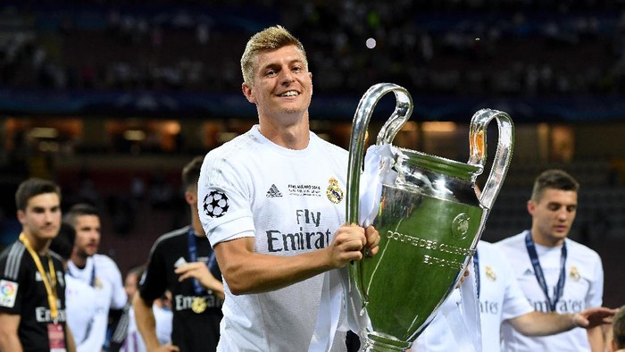MILAN, ITALY - MAY 28:  Toni Kroos of Real Madrid  shows the trophy after winning the UEFA Champions League Final match between Real Madrid and Club Atletico de Madrid at Stadio Giuseppe Meazza on May 28, 2016 in Milan, Italy.  (Photo by Matthias Hangst/Getty Images)