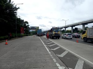 Truk Trailer Tabrak Pembatas di Km 10 Jagorawi, Lalin ke Bogor Padat