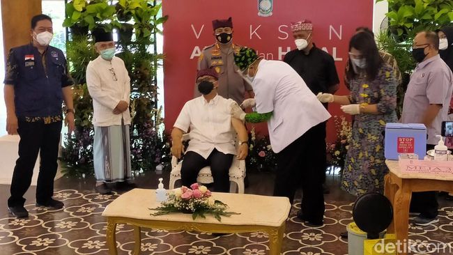 Bupati Hingga Tokoh Lintas Agama di Banyuwangi Suntik Vaksin COVID-19 Perdana Bupati Hingga Tokoh Lintas Agama di Banyuwangi Suntik Vaksin COVID-19 Perdana