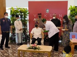 Bupati Hingga Tokoh Lintas Agama di Banyuwangi Suntik Vaksin COVID-19 Perdana