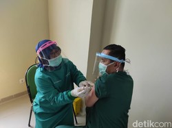 100 Karyawan RSUD Ponorogo Tak Bisa Disuntik Vaksin COVID-19