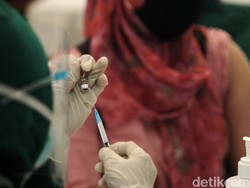 Kejar Target PTM, FKKMK UGM Gelar Vaksinasi Drive Thru untuk Pelajar