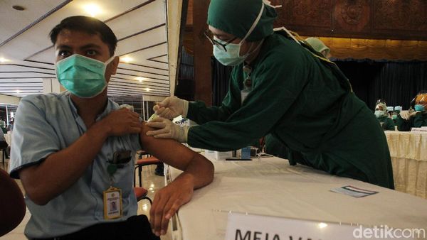 Vaksinasi Massal Tenaga Kesehatan di Yogyakarta