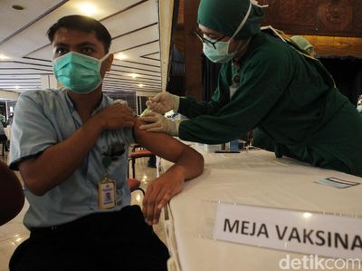 Vaksinasi Massal Tenaga Kesehatan di Yogyakarta