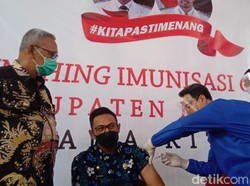Disuntik Vaksin COVID-19, Wabup Kuningan: Tetap Laksanakan Prokes