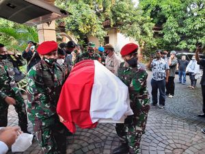 Jenazah Mantan KSAD Wismoyo Arismunandar Dibawa ke Giribangun Solo Jenazah Mantan KSAD Wismoyo Arismunandar Dibawa ke Giribangun Solo