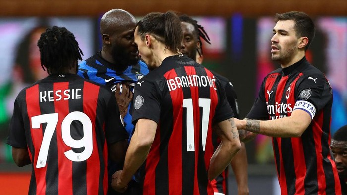 MILAN, ITALY - JANUARY 26:  Romelu Lukaku of FC Internazionale clashes with Zlatan Ibrahimovic of AC Milan during the Coppa Italia match between FC Internazionale and AC Milan at Stadio Giuseppe Meazza on January 26, 2021 in Milan, Italy. Sporting stadiums around Italy remain under strict restrictions due to the Coronavirus Pandemic as Government social distancing laws prohibit fans inside venues resulting in games being played behind closed doors.  (Photo by Marco Luzzani/Getty Images)