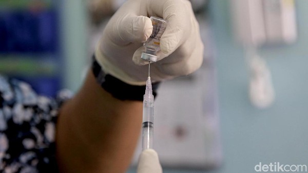 Vaksin COVID-19 kembali didistribusikan untuk vaksinasi tenaga kesehatan di berbagai wilayah RI. Kali ini vaksin itu ditujukan untuk 900 ribu tenaga kesehatan.