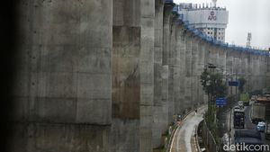 27 Tiang Pancang Kereta Cepat Berderet di Jalan Galaxy-Cikunir Raya