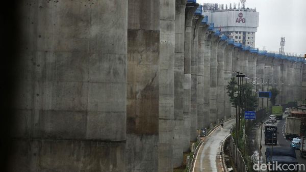 27 Tiang Pancang Kereta Cepat Berderet di Jalan Galaxy-Cikunir Raya