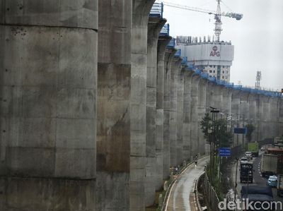 27 Tiang Pancang Kereta Cepat Berderet di Jalan Galaxy-Cikunir Raya
