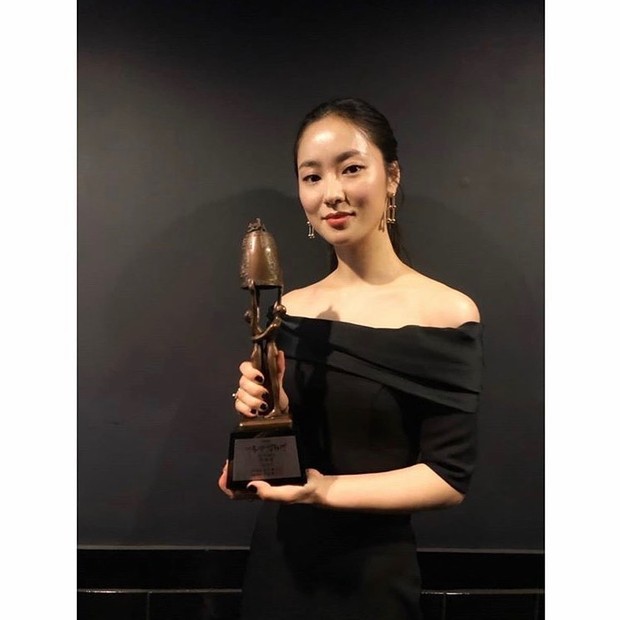Aktris Jeon Yeo Bin saat memenangkan penghargaan Actress of the Year di Busan International Film Festival 2017.