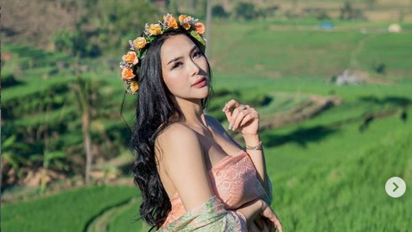 Kenalan dengan Amelia NS, Si Seksi Serba Bisa