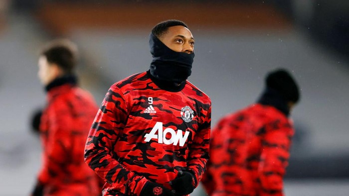 LONDON, ENGLAND - JANUARY 20: Anthony Martial of Manchester United warms up prior to the Premier League match between Fulham and Manchester United at Craven Cottage on January 20, 2021 in London, England. Sporting stadiums around the UK remain under strict restrictions due to the Coronavirus Pandemic as Government social distancing laws prohibit fans inside venues resulting in games being played behind closed doors. (Photo by Adrian Dennis -