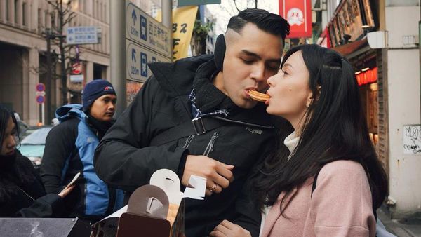 Asmirandah dan Jonas Rivanno Pamer Momen Romantis Saat Kulineran