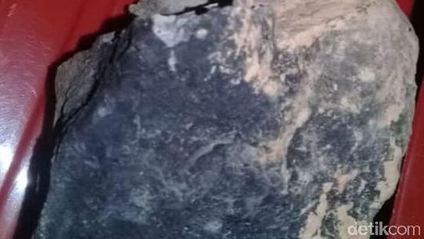 Penampakan Benda Diduga Meteorit Jatuh di Lampung Tengah