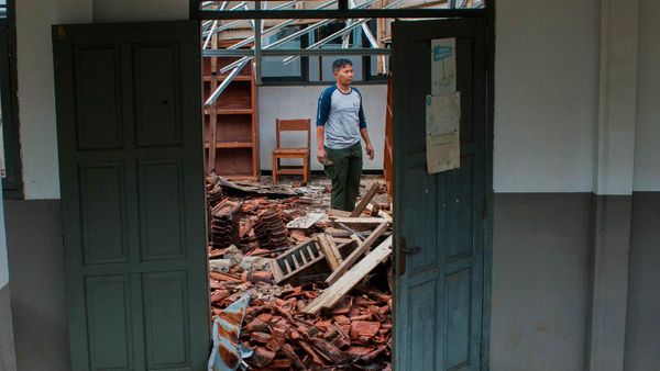 Gegera Angin Kencang, Atap Sekolah di Banten Ini Ambruk