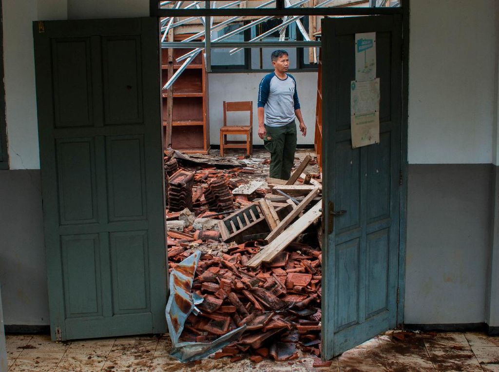 Gegera Angin Kencang, Atap Sekolah di Banten Ini Ambruk Gegera Angin Kencang, Atap Sekolah di Banten Ini Ambruk