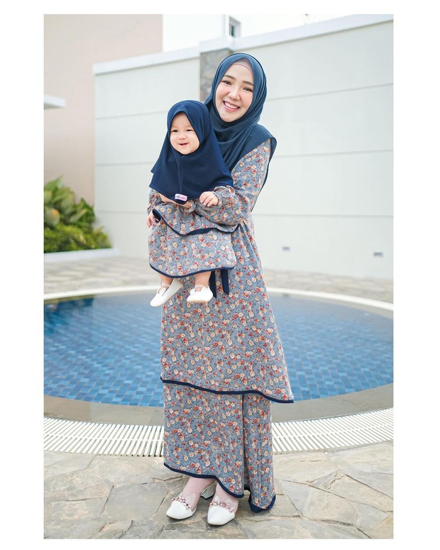 Ayu Indriati pakai gamis couple motif floral/instagram.com/ayuindriati