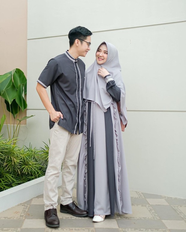 Ayu Indriati pakai gamis couple aksen ruffle/instagram.com/ayuindriati