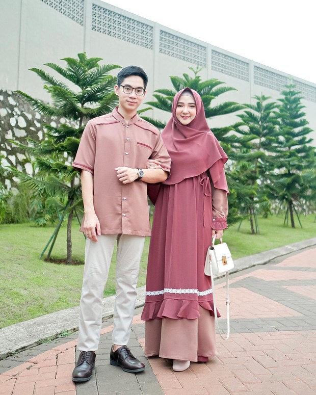 Ayu Indriati pakai gamis warna dark pink/instagram.com/ayuindriati