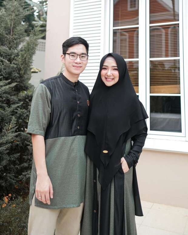 Ayu Indriati pakai gamis couple warna hitam abu-abu/instagram.com/ayuindriati