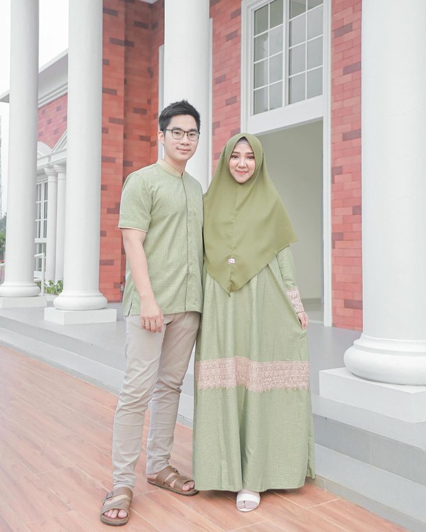 Ayu Indriati dengan gamis couple warna hijau muda/instagram.com/ayuindriati