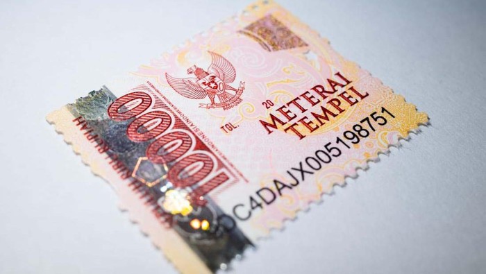 Begini Lho... Tampilan Meterai Rp 10.000 Direktorat Jenderal Pajak (DJP) Kementerian Keuangan akhirnya merilis tampilan baru meterai tempel Rp 10.000. Begini bentuknya.