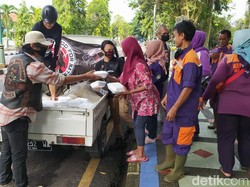 Jumat Berkah, Bikers Brotherhood 1% MC Berbagi Nasi di Ciamis