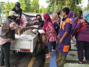 Jumat Berkah, Bikers Brotherhood 1% MC Berbagi Nasi di Ciamis Jumat Berkah, Bikers Brotherhood 1% MC Berbagi Nasi di Ciamis