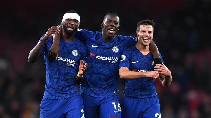 LONDON, ENGLAND - DECEMBER 29: Antonio Rudiger, Kurt Zouma and Cesar Azpilicueta of Chelsea celebrate victory during the Premier League match between Arsenal FC and Chelsea FC at Emirates Stadium on December 29, 2019 in London, United Kingdom. (Photo by Shaun Botterill/Getty Images)