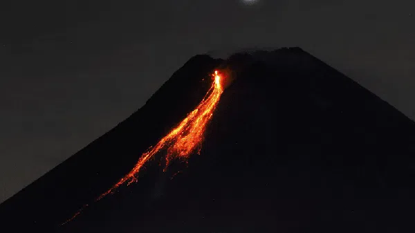 Foto Populer Pekan Ini: Erupsi Merapi-1 Juta Kasus Corona di RI