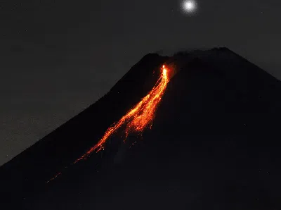 Foto Populer Pekan Ini: Erupsi Merapi-1 Juta Kasus Corona di RI