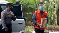 Diperiksa KPK, Eks Mensos Juliari Batubara Bawa Amplop Coklat