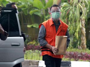 Diperiksa KPK, Eks Mensos Juliari Batubara Bawa Amplop Coklat