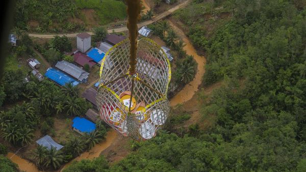 Suku Dayak Meratus Korban Banjir Kalsel Dipasok Logistik Lewat Udara