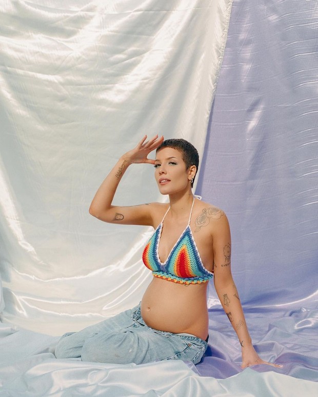 Halsey hamil anak pertama.