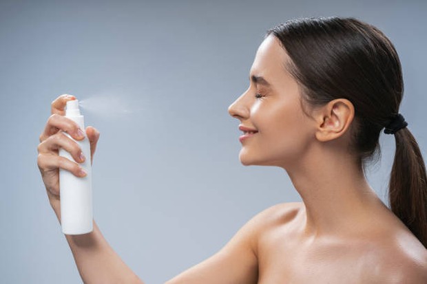 Gunakan face mist untuk mengembalikan kelembaban kulit sebelum mengaplikasikan skincare / foto: istockphoto.com