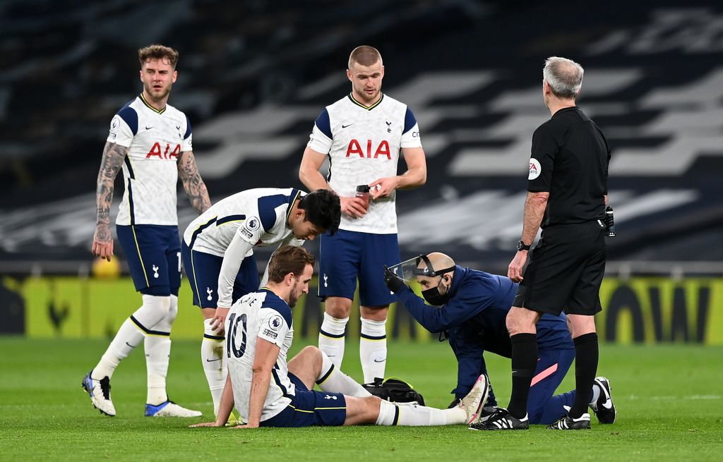 LONDON, ENGLAND - JANUARY 28: Harry Kane of Tottenham Hotspur is seen to by medical staff after sustaining an injury during the Premier League match between Tottenham Hotspur and Liverpool at Tottenham Hotspur Stadium on January 28, 2021 in London, England. Sporting stadiums around the UK remain under strict restrictions due to the Coronavirus Pandemic as Government social distancing laws prohibit fans inside venues resulting in games being played behind closed doors. (Photo by Shaun Botterill/Getty Images)