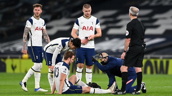 LONDON, ENGLAND - JANUARY 28: Harry Kane of Tottenham Hotspur is seen to by medical staff after sustaining an injury during the Premier League match between Tottenham Hotspur and Liverpool at Tottenham Hotspur Stadium on January 28, 2021 in London, England. Sporting stadiums around the UK remain under strict restrictions due to the Coronavirus Pandemic as Government social distancing laws prohibit fans inside venues resulting in games being played behind closed doors. (Photo by Shaun Botterill/Getty Images)