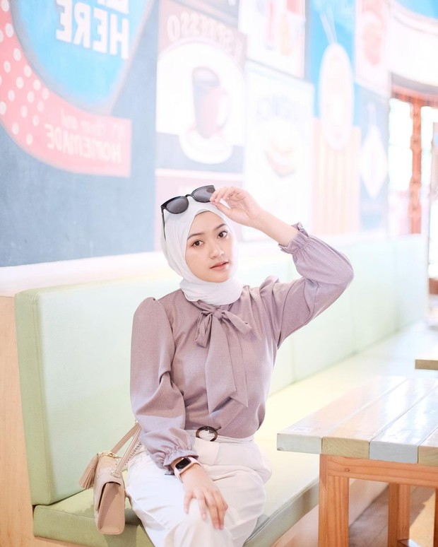 Hijab pashmina putih/Instagram.com/saritiw Tips pakai hijab pashmina putih