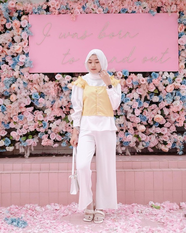Hijab pashmina putih/Instagram.com/saritiw Tips pakai hijab pashmina putih