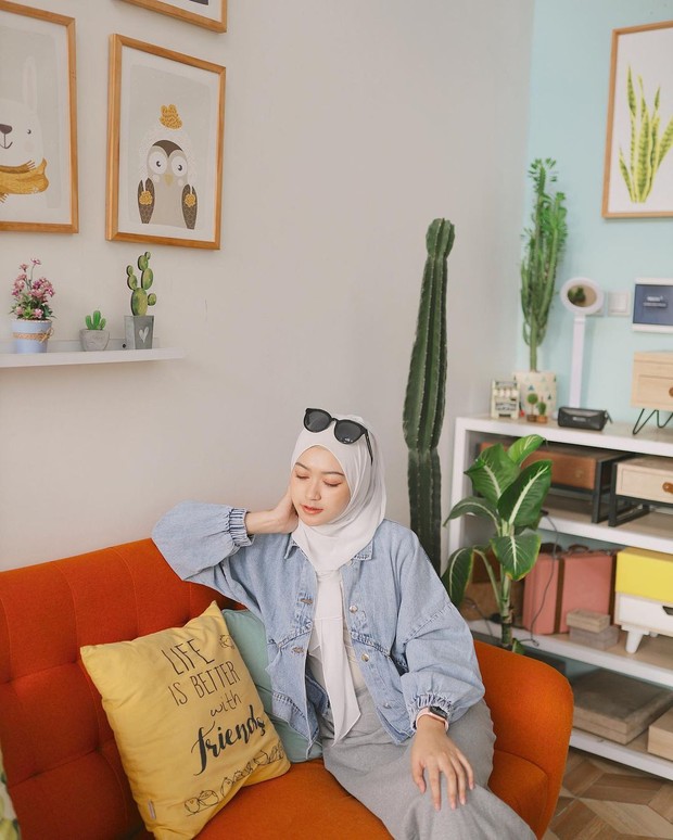 Hijab pashmina putih/Instagram.com/saritiw Tips pakai hijab pashmina putih