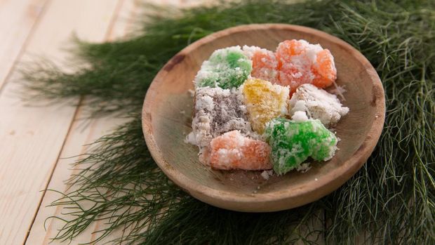 Ilustrasi Cenil indonesian traditional food delicacy. cenil with shredded coconut